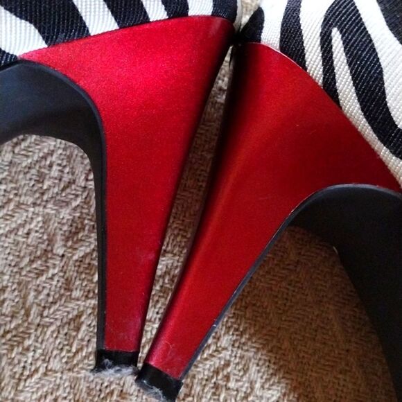 LADIES Designer Shoes by 𝅺DANA BUCKMAN - Picture 6 of 15